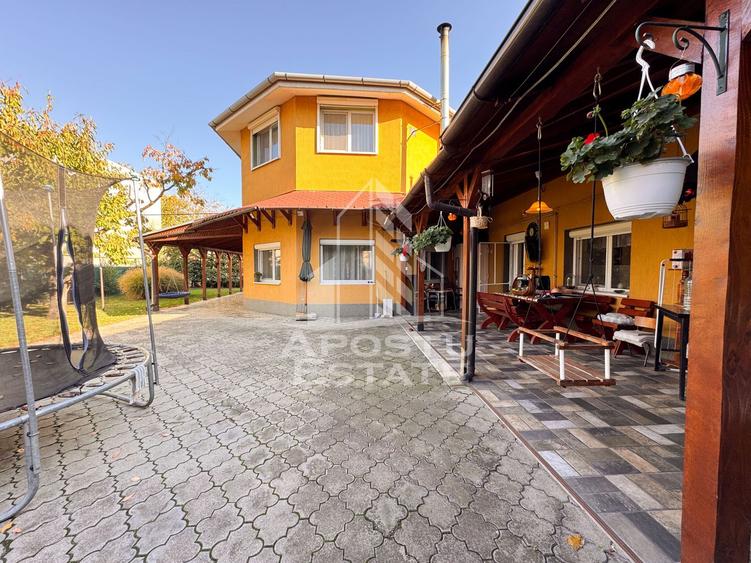 Casa pt. 2 familii, cu 9 camere, teren 832mp, Zona Girocului Timisoara