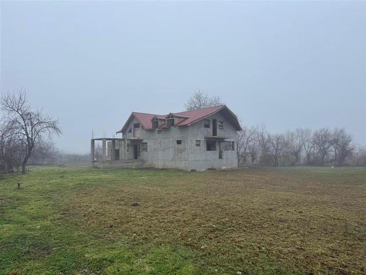 Casa Radulesti, an 1996 ,la rosu, 2.000 mp teren , 310 mp casa
