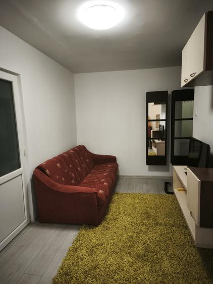 Apartament cu 2 camere, etajul  3/4, zona Podu Ros