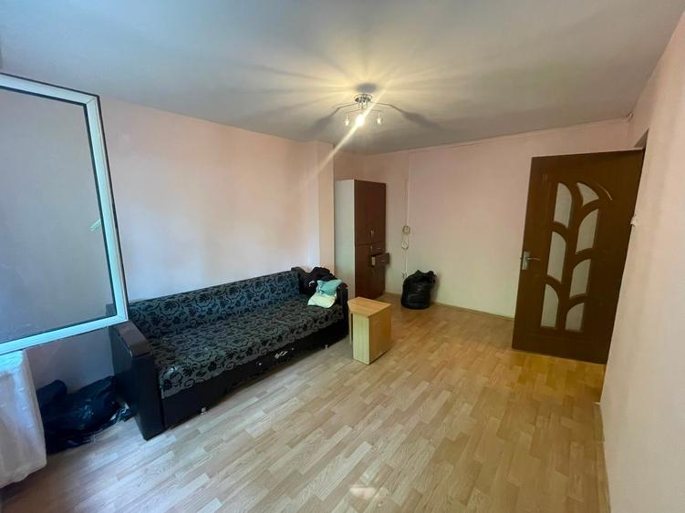 Apartament cu 1 camera decomandat, zona Nicolina