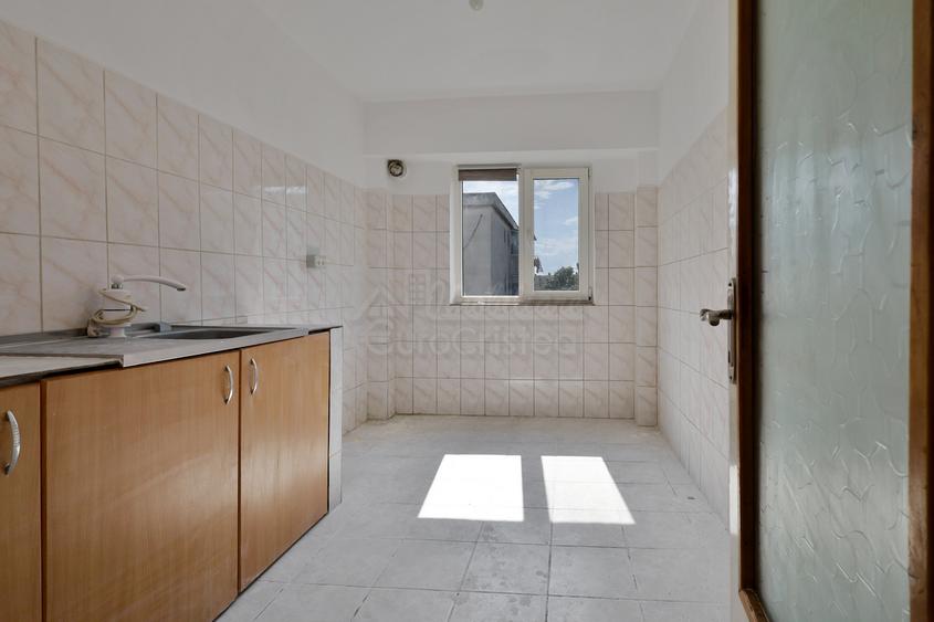 Apartament cu 3 camere de vânzare în Mangalia, 600 m până la plajă .