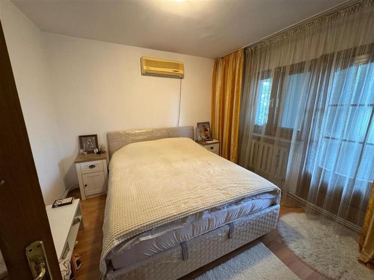 3 camere, etaj 3 cu acoperis, 2 balcoane , 2 bai, zona centrala