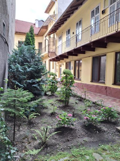 Cladire mixta cu spatii la parter si numeroase incaperi -central