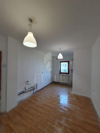Apartament 3 camere în zona MOGOSOAIA