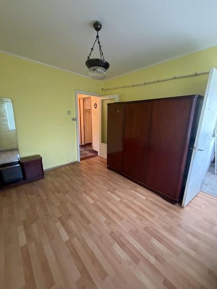 De vânzare apartament 2 camere Decomandat etaj 3/4