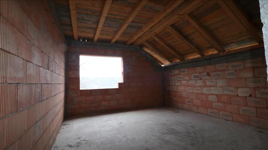 Casa cu 8 camere, 900 mp teren, la rosu in Rediu