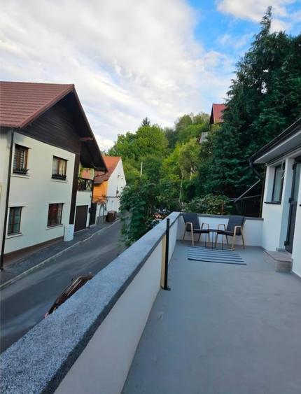 Vand apartament 2 camere renovat la 5 minute de Centrul Istoric