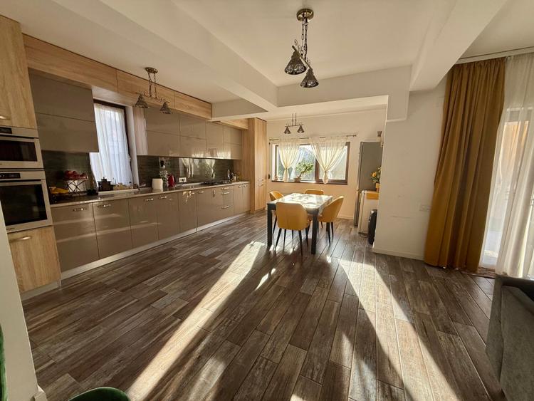 Casa moderna cu 4 camere, garaj 3 masini, curte amenajata – Valu lui Traian