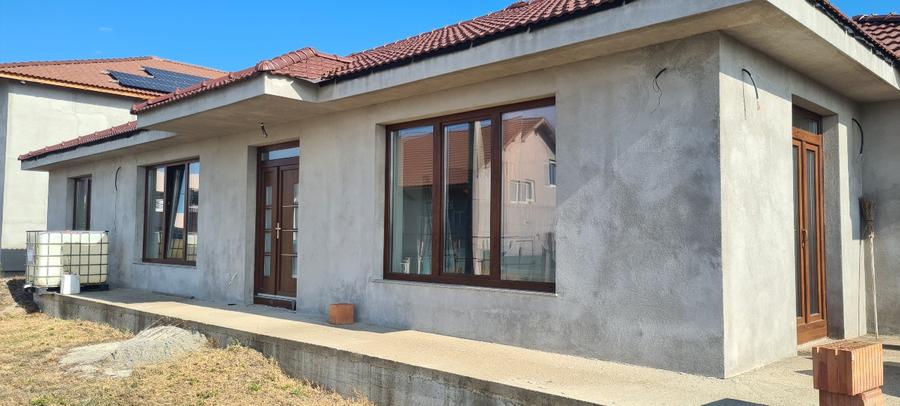 Casă de vânzare cu trei fronturi stradale