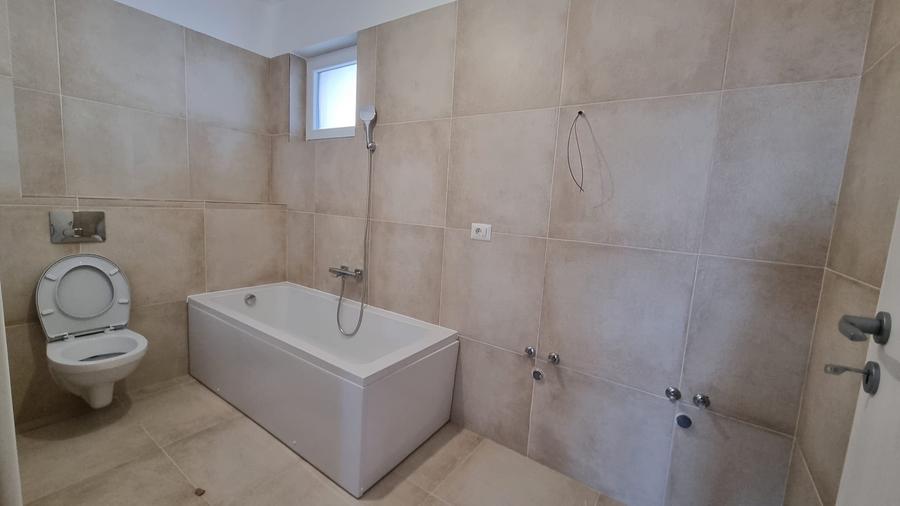 Vila 4 camere, bucatarie separata, zona linistita, parcare, zona Scolii
