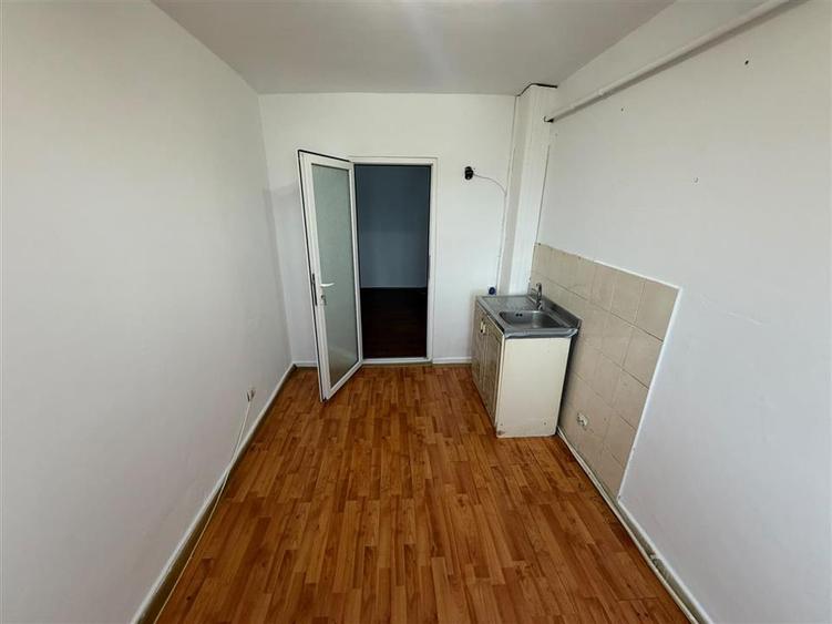 Apartament 2 camere, 58 mp, etaj 3 cu acoperis, zona Scoala 2