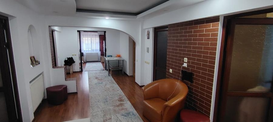 Apartament 4 camere la str.Primaverii+spatiu amenajat separat
