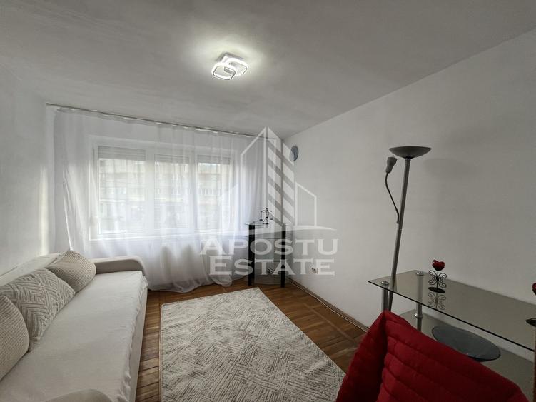 Apartament cu 3 camere, decomandat, etajul 1, zona Sagului