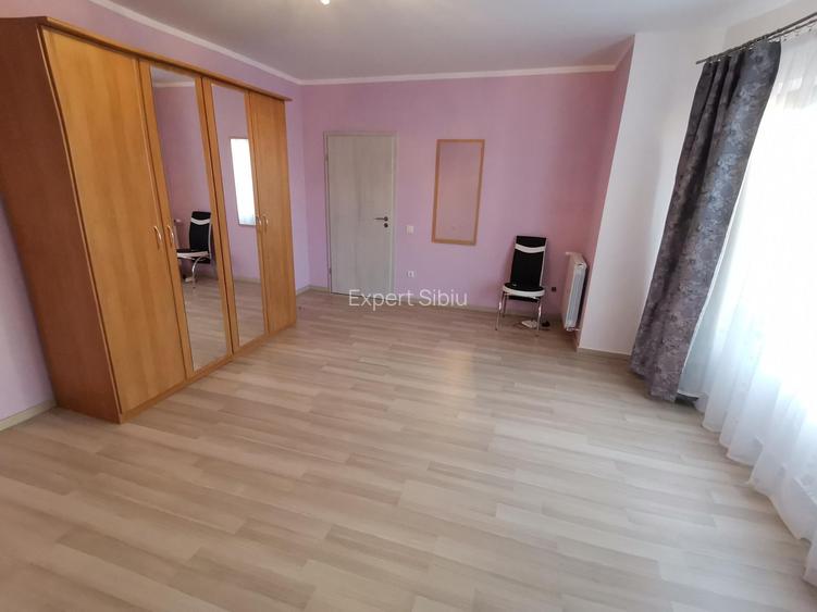 INCHIRIEZ casa 5 camere decomandate ,cu garaj,zona Calea Cisnadiei