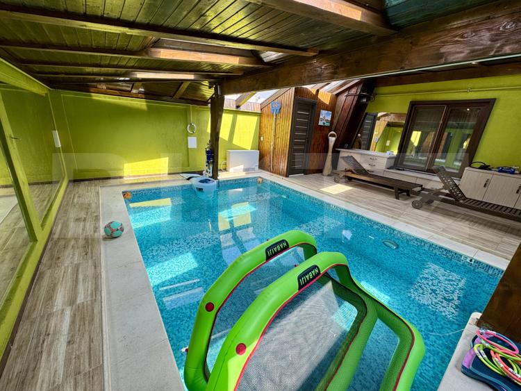 Casă de inchiriat, cu 4 dormitoare cu piscină, grătar, iaz și zonă de relaxare