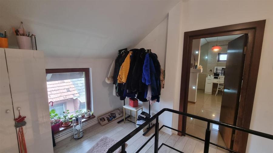 Casa de vanzare moderna cu costuri reduse, panouri solare si spatiu comercial in