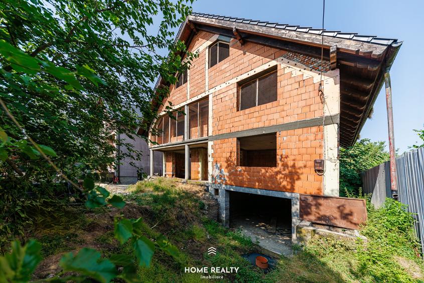 Casă la roșu de vînzare la intrare în Beregsău-Mare.