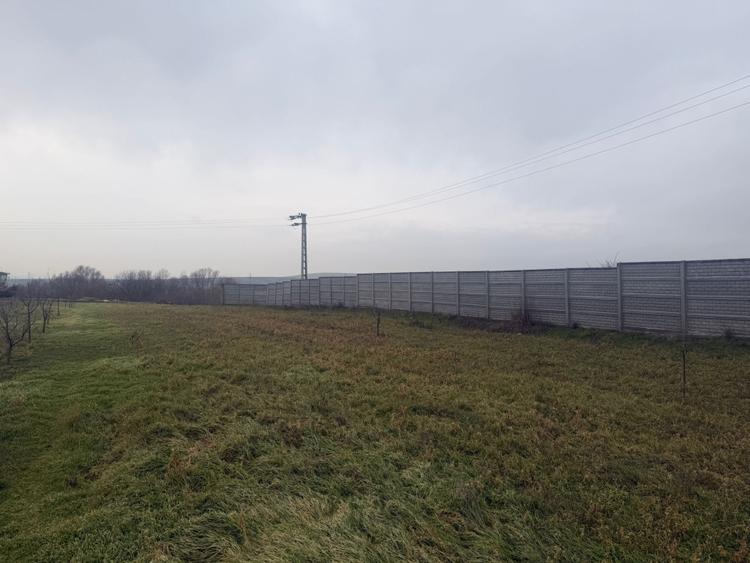 Teren intravilan, 2500 mp, front stradal 30 m, Simnicu de Sus