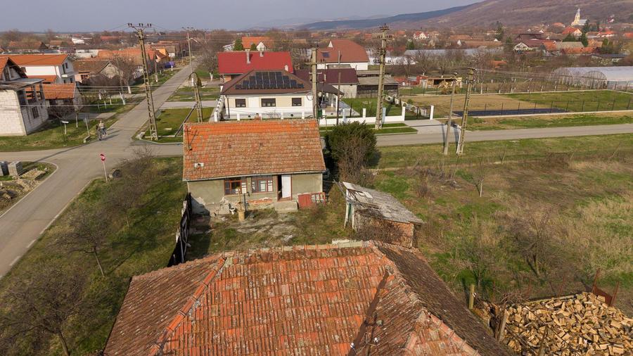 Teren 1.570 mp + casă din cărămidă–zonă liniștită