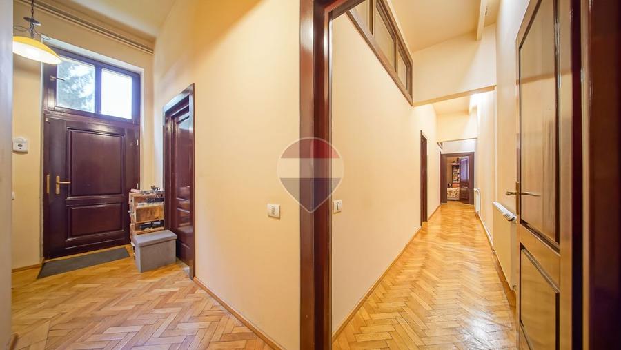 3 camere în Centrul Istoric: 90 mp, curte privată și vedere spre Tampa