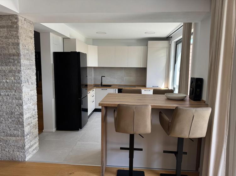 Închiriere Casă 5 camere în Pipera, P+ 2 ETAJE, PARCARE, CURTE, CENTRALA