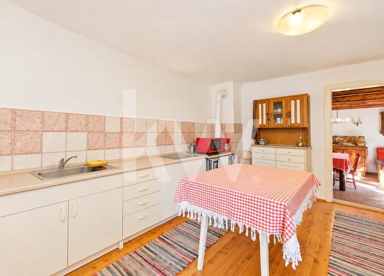 Casă renovată cu teren de 2.440 mp și două fronturi stradale – Crizbav, Brașov