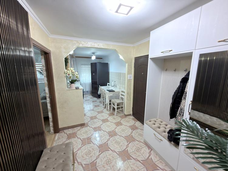 Apartament 3 camere la strada complet renovat