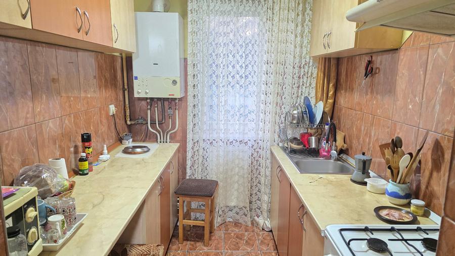 Vand apartament 3 camere semidecomandat in Deva, zona Micro 15, etaj 1, izolat