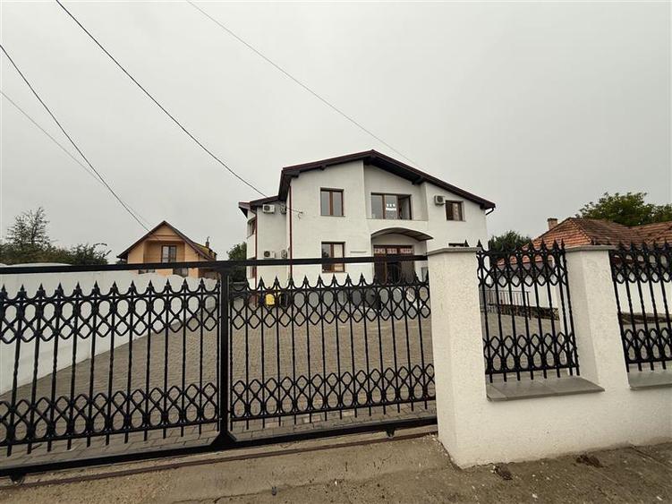 De inchiriat spatiu birouri, 10 birouri , 4 bai, garaj, 4 bai si teren 10 arii,S