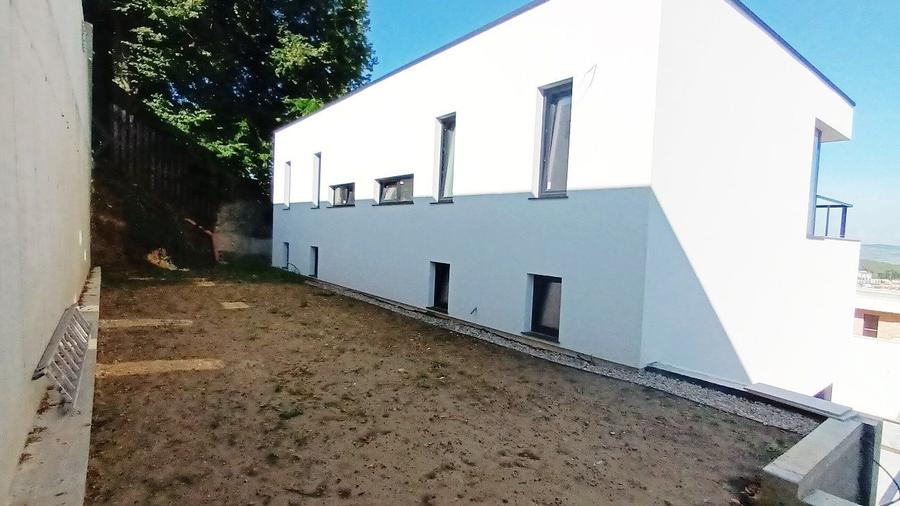 Casa noua ultra moderna, in Europa, strada linistita, cu panorama !