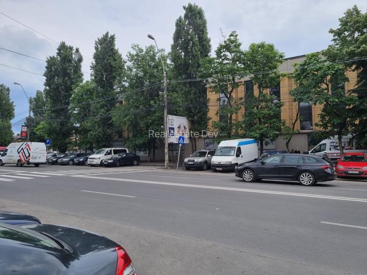 Spatiu comercial (tip showroom), vitrina 24 m. - 2