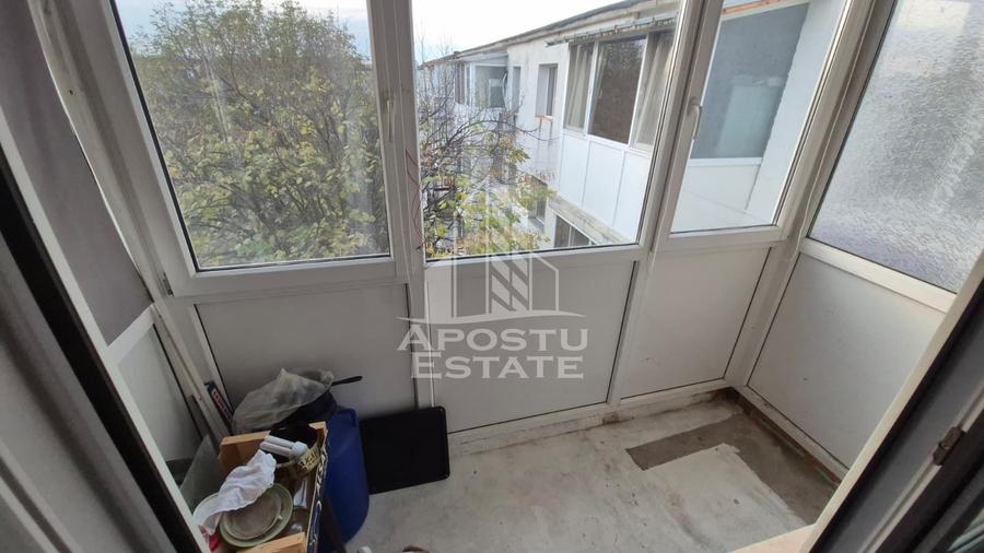 Apartament cu 3 camere, balcon, zona Sagului