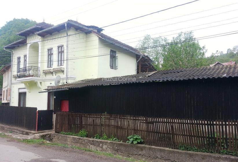 Casa  de vinzare situata intr-o zona de poveste romaneasca autentica . - 2