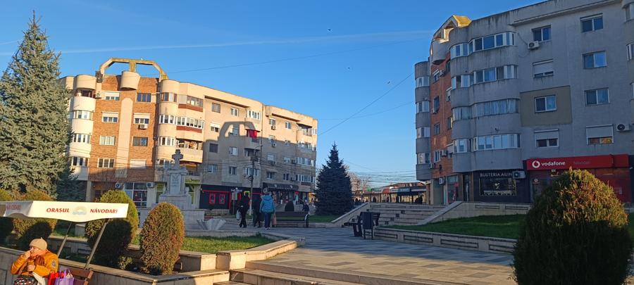 Navodari central spatiu comercial din construcție 2 intrari 2 loc parcare 380