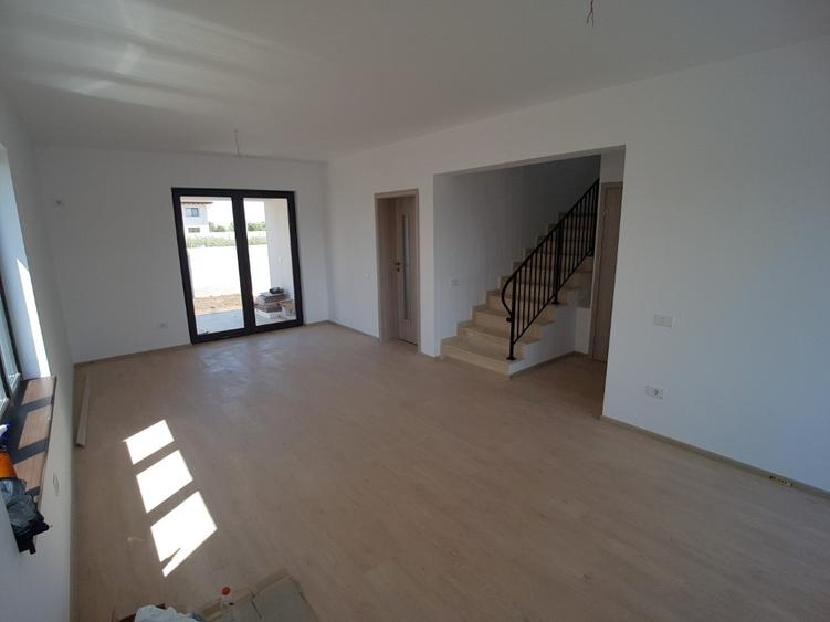 Proprietar- Single 5 camere, 340 mp, pod, canalizare, parc