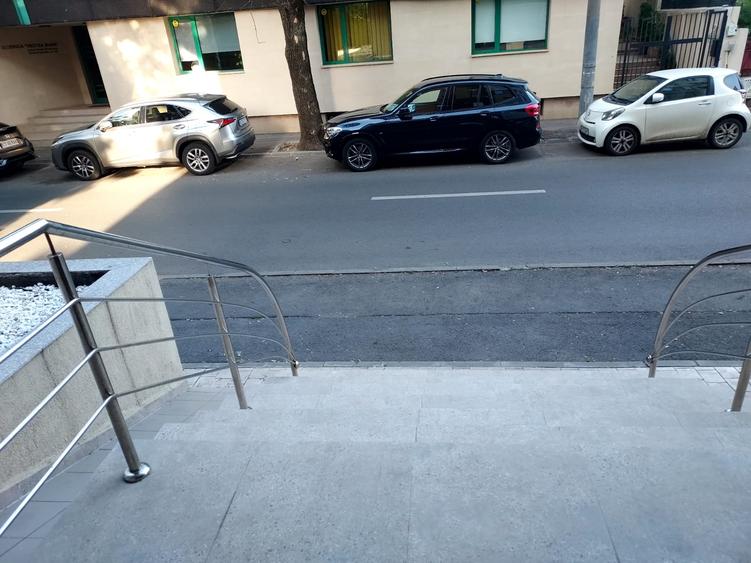 SPATIU COMERCIAL-CLINICA MEDICALA-490 MP,3 INTRARI,IDEAL INVESTITIE,1200000 EURO