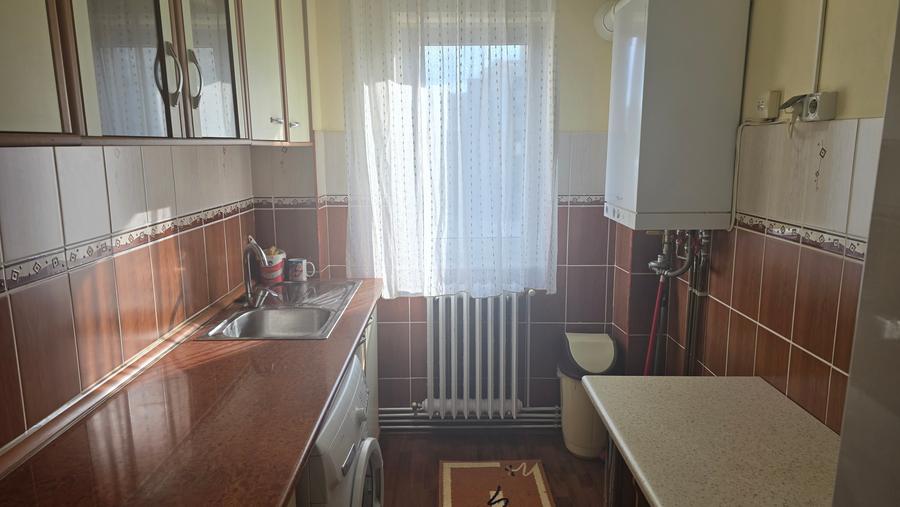 Inchiriez apartament 2 camere in Deva, zona Piata Centrala, decomandat,