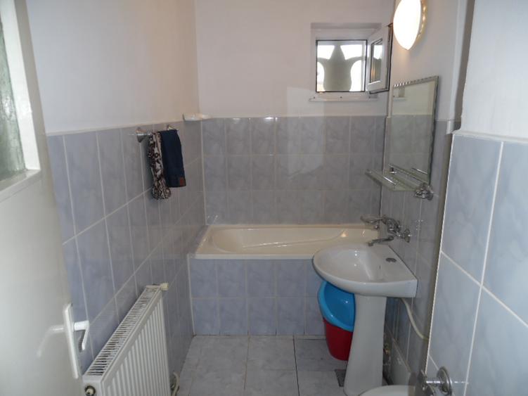 Inchiriez apartament 2 camere decomandat in Deva, zona Independentei, etaj 3,