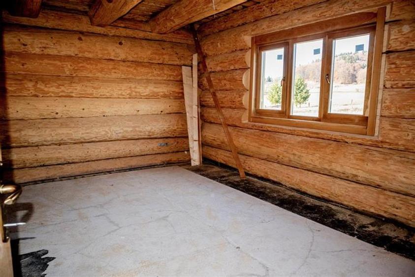 Casa din lemn rotund (Izvoru Muresului, str. Garii)
