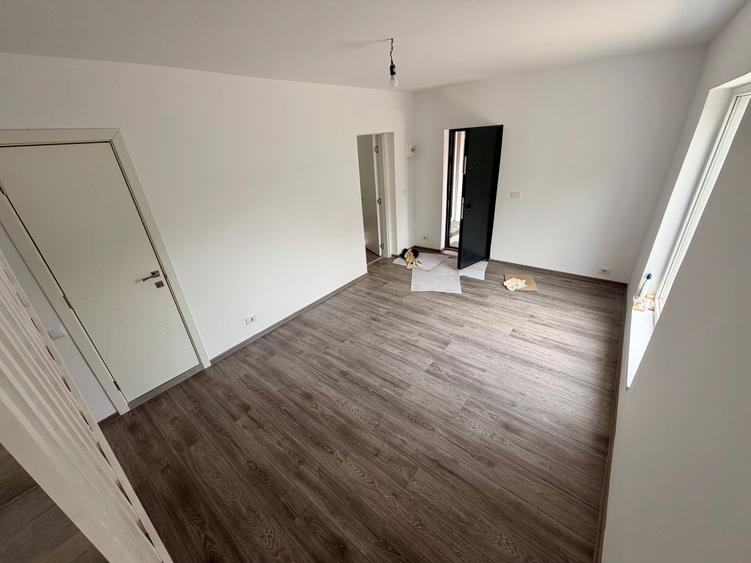 Casa P+1 la 1 km fata de metrou Aparatorii Patriei. 3 cam. Teren 110 mp
