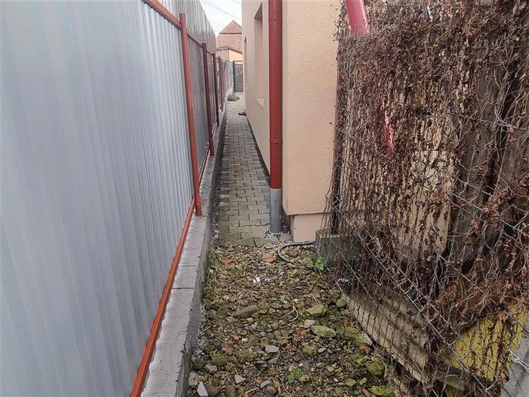 Casa independenta pe 2 nivele, 4 camere, 2 bai, debara cu 3 arii teren in Sancr
