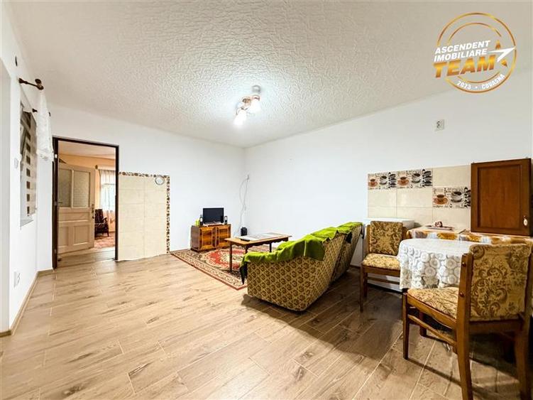 Casa cu teren generos de 1.315 mp, bucatarie de vara complet renovata si acces d