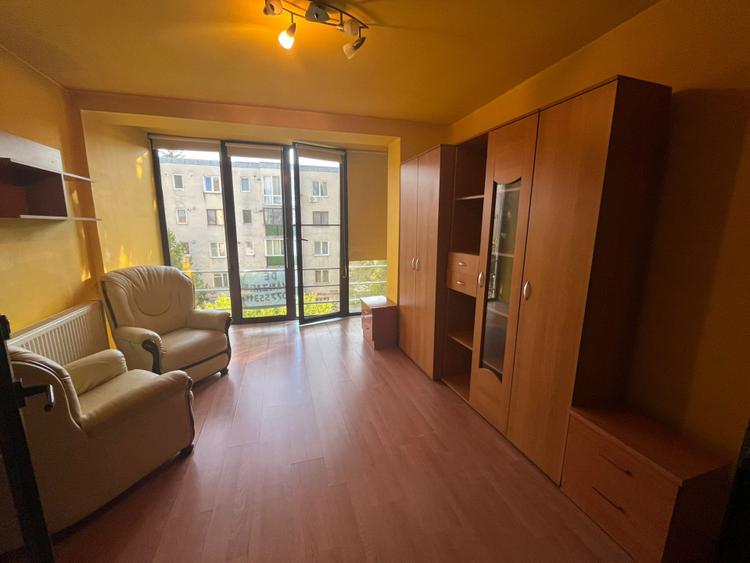 Apartament 3 camere , zona Liceul Liviu Rebreanu