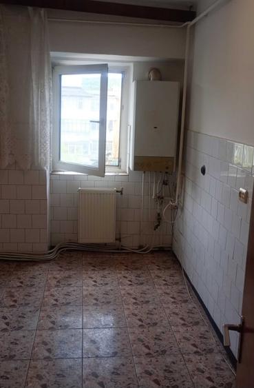 Etaj 4/10 - 2 camere decomandat - bloc pe cadre - liber - Dacia - Bicaz