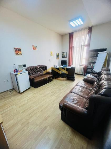 Apartament (pretabil pentru Birou ,Cabinet etc.) de vanzare in centru.