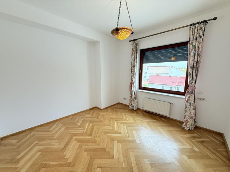 APARTAMENT DEOSEBIT ADIACENT CALEA VICTORIEI
