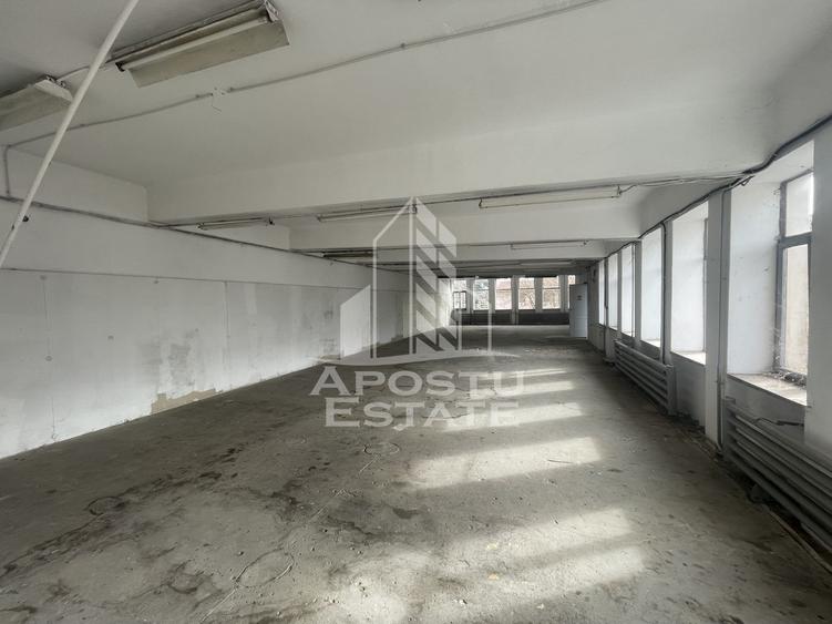Spatiu comercial 1050 mp si 812 mp teren, in zona Sagului.