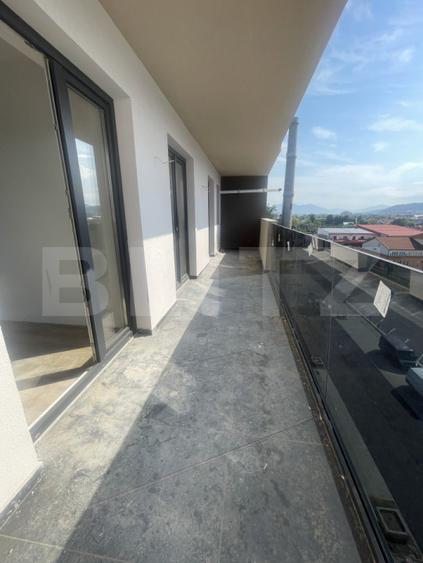 Apartament de vanzare, cu 3 camere, balcon mare, panoramă superbă, complex nou