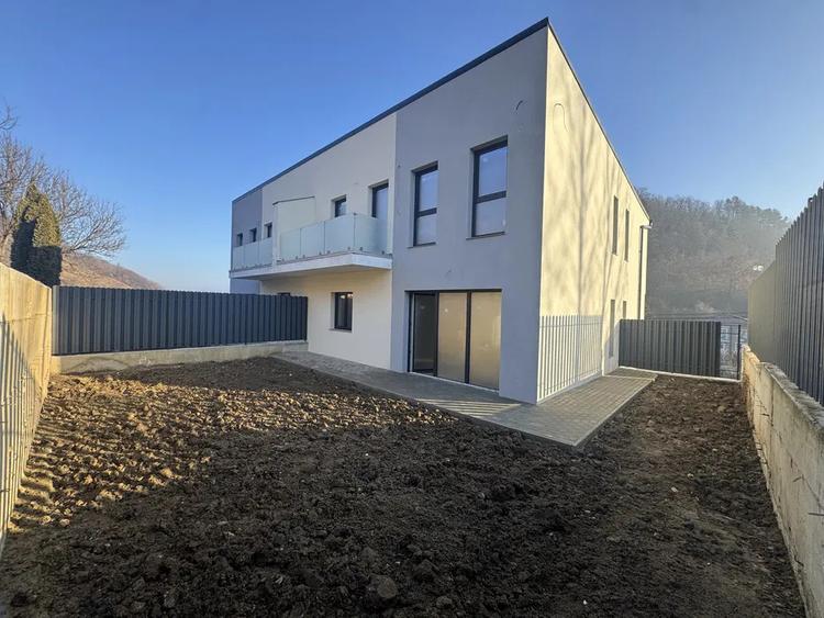 Duplex de vanzare, D+P+E, garaj 190mp utili, Tauti