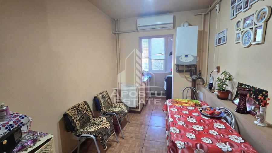 Apartament de vanzare cu 3 camere, centrala proprie, etaj 3, Lipovei